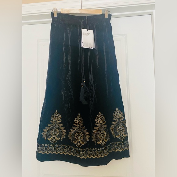 Zara Women's Velvet Black and Gold Midi Skirt - Picture 7 of 7